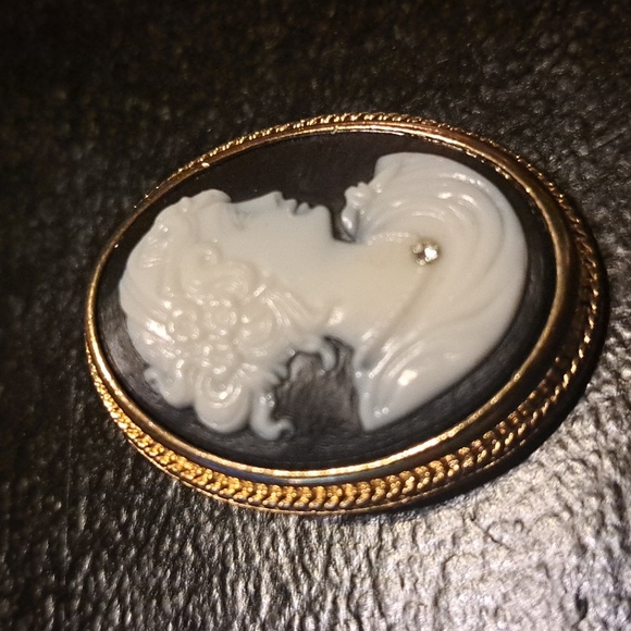 Vintage Avon Cameo Brooch/Necklace - Picture 3 of 6